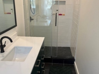 Small En-suite Bathroom – Second Floor Small En-suite Bathroom – Second Floor