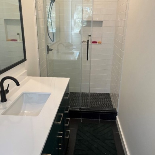 Small En-suite Bathroom – Second Floor